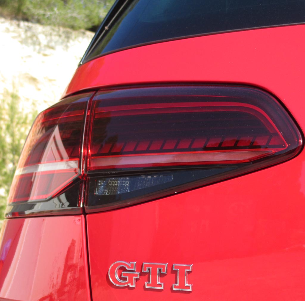 VW Golf GTI Performance: Moderne Leuchteinheit hinten mit Modellkennung.