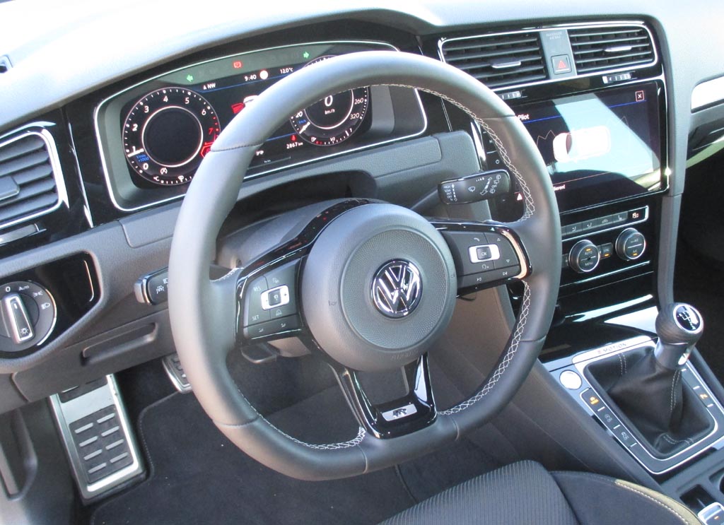 VW Golf R: Blick ins sportliche Cockpit.
