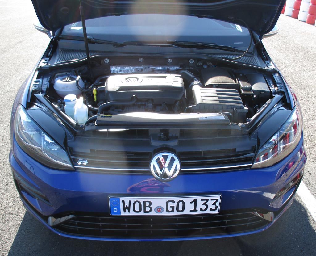 VW Golf R: Blick unter die Haube auf den 2,0-Liter-Turbo.