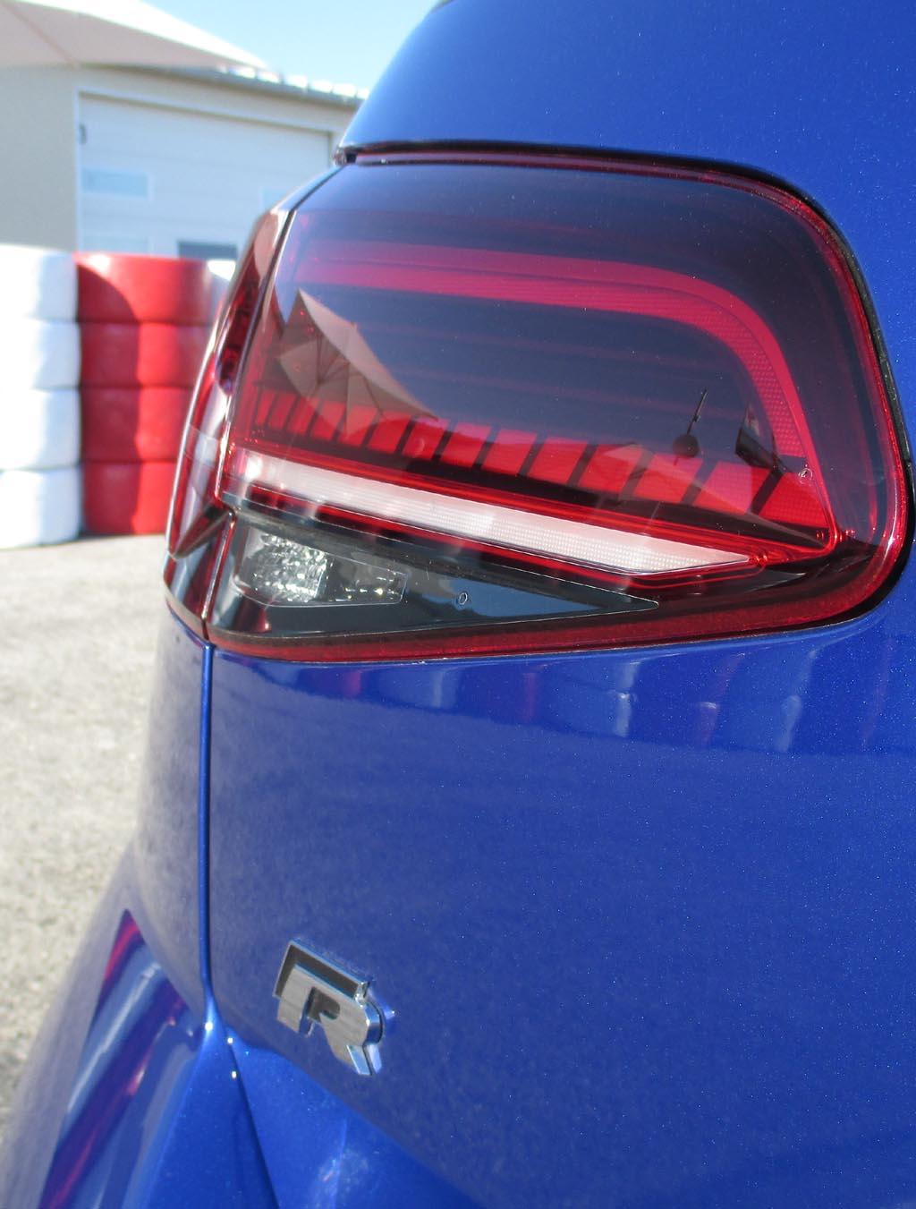 VW Golf R: Moderne Leuchteinheit hinten mit Modellkürzel.