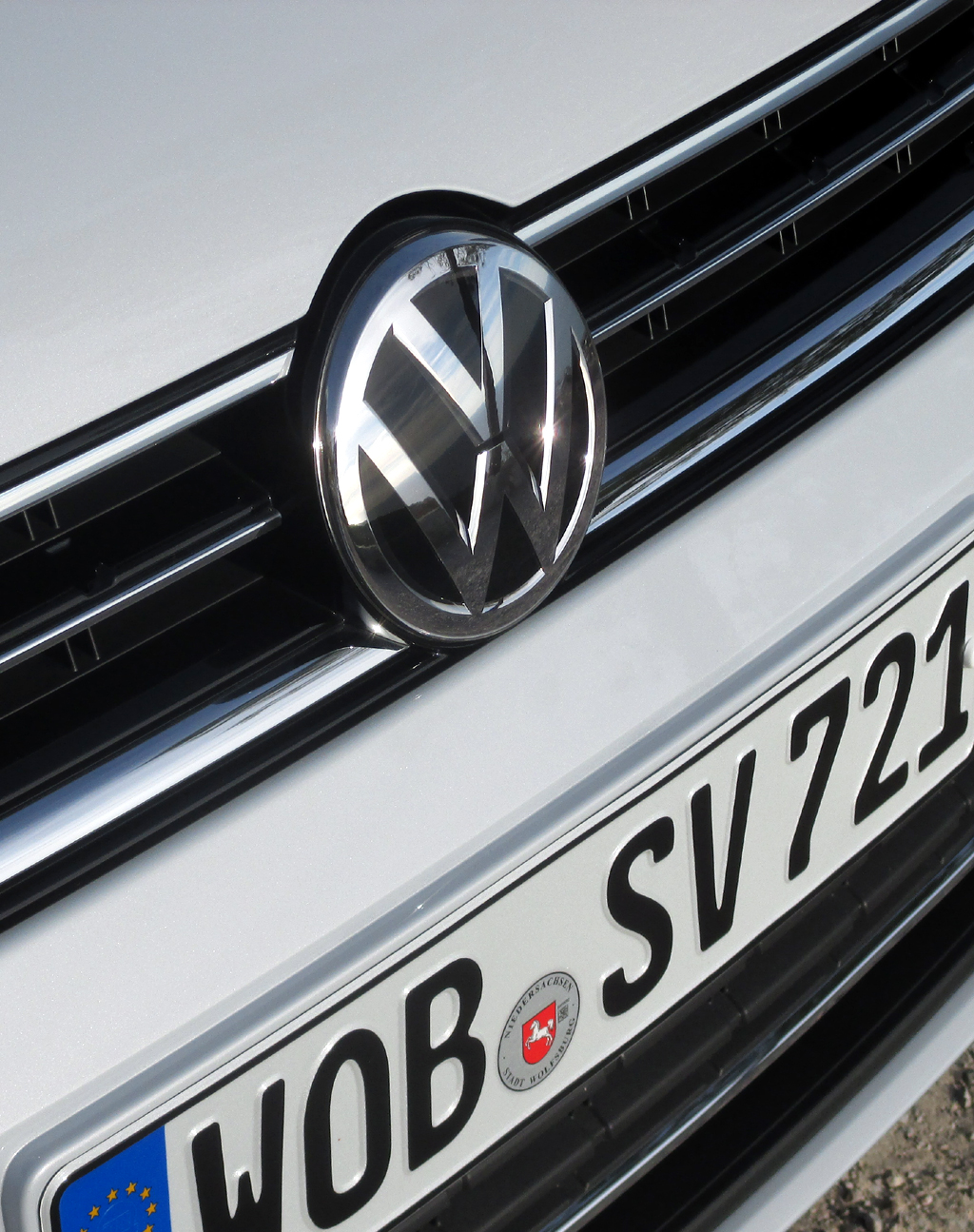VW Golf Sportsvan: Das Markenlogo sitzt vorn im Kühlergrill.