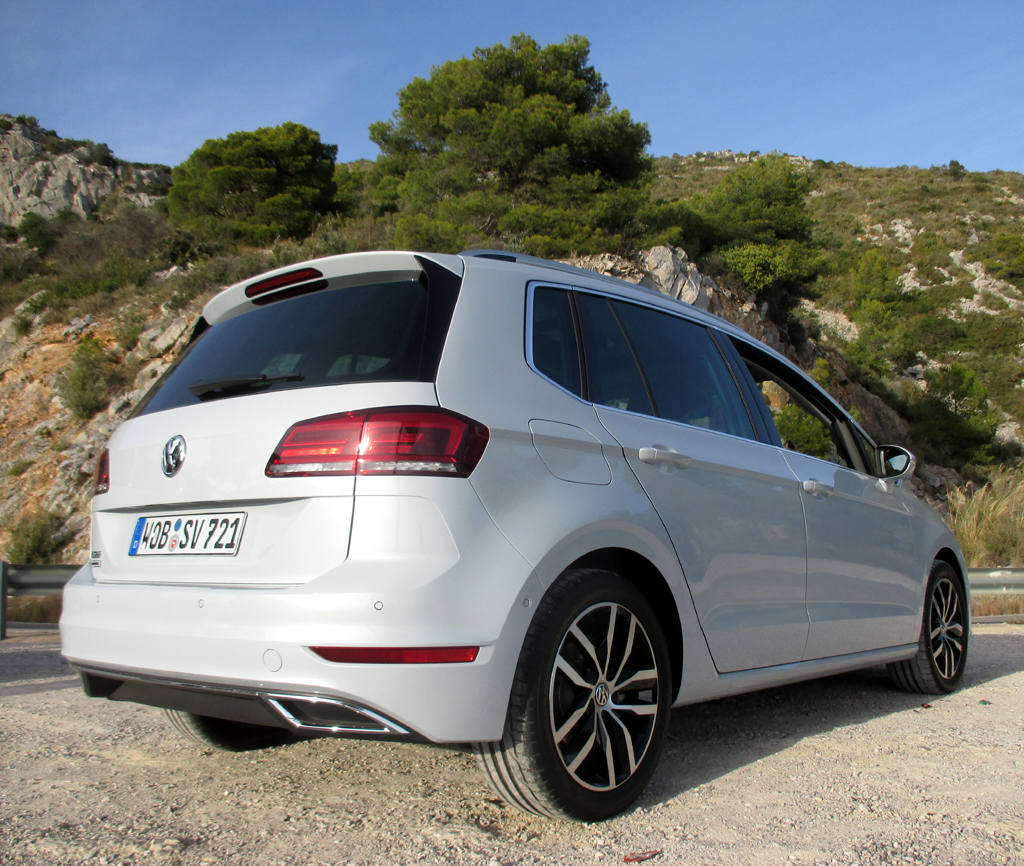 VW Golf Sportsvan: Heck-/Seitenansicht.