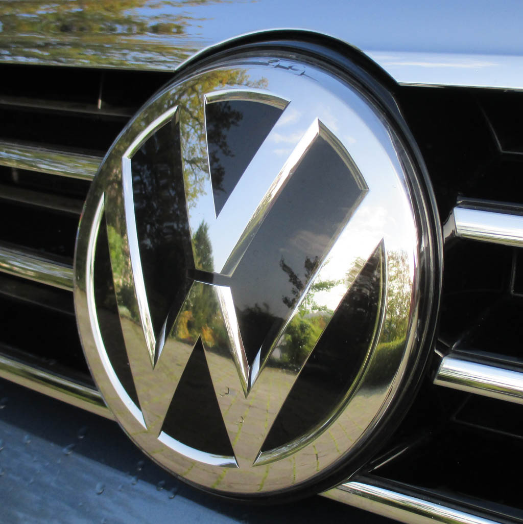 VW Passat: Das Markenlogo prangt vorn groß und mittig im Kühlergrill.