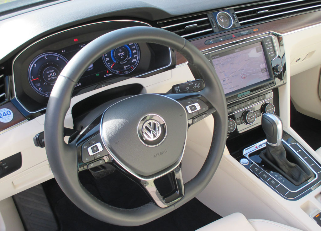 VW Passat: Blick ins nobel wirkende, funktionelle Cockpit.