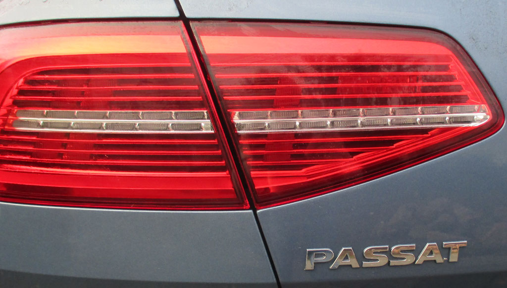 VW Passat: Moderne Leuchteinheit hinten mit Modellschriftzug.