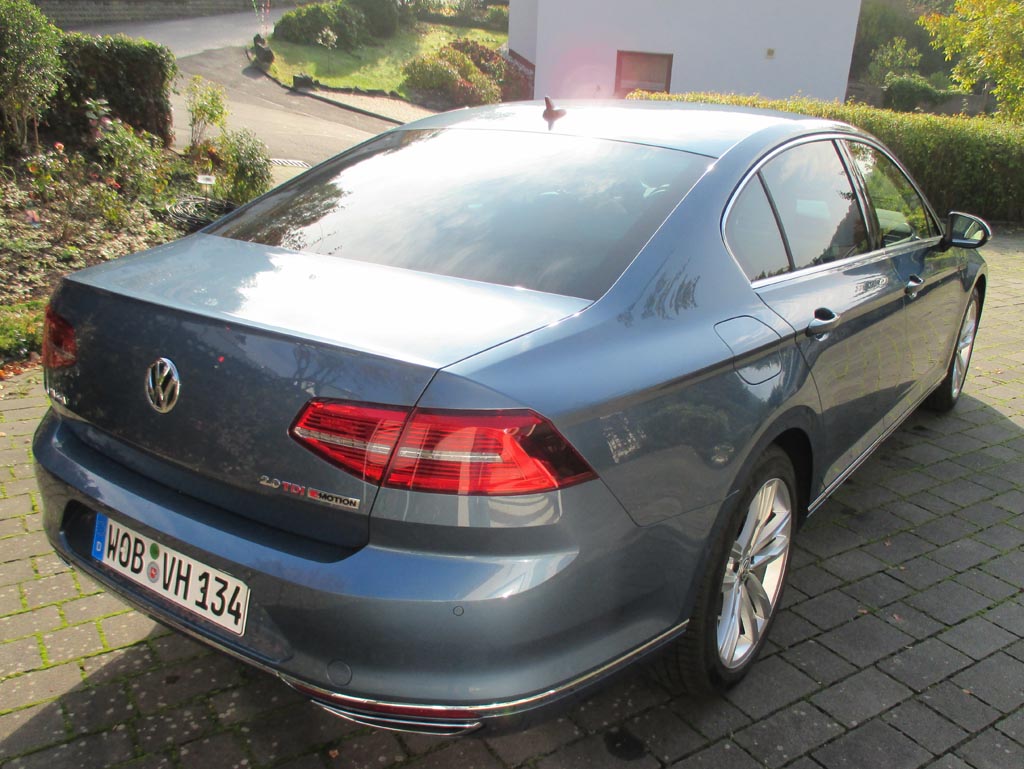 VW Passat: Heck-/Seitenansicht.