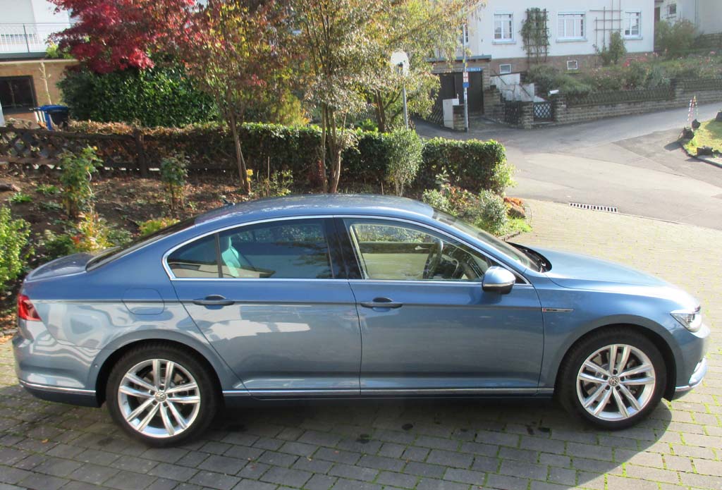 VW Passat: Und so formschön sieht der Viertürer von der Seite aus.