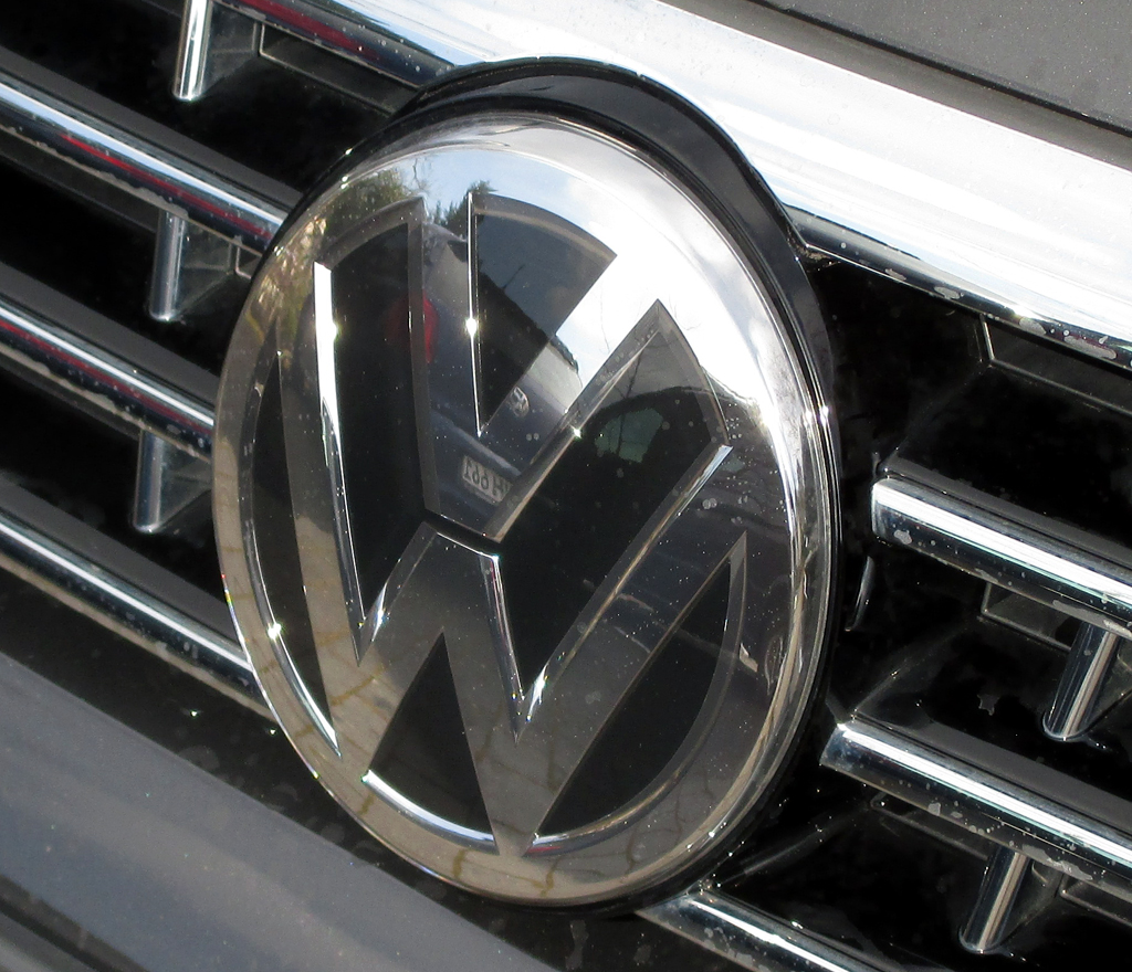 VW Passat: Das Markenlogo prangt vorn groß im Kühlergrill.