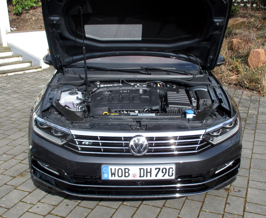 VW Passat: Blick unter die Haube, auf den 2,0-Liter-Biturbo.