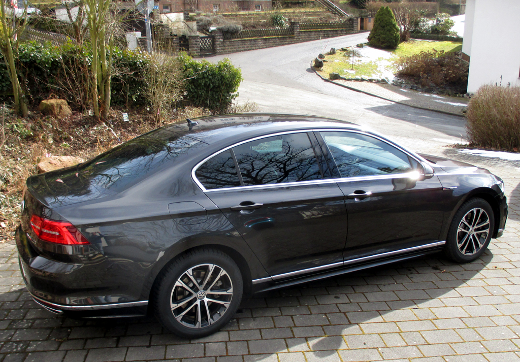 VW Passat: Heck-/Seitenansicht.