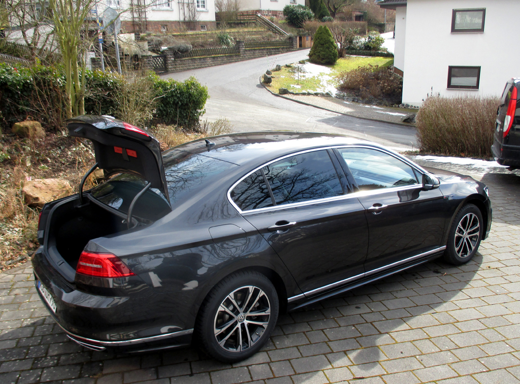VW Passat: Das Gepäckabteil der Limousine fasst 586 bis 1152 Liter.