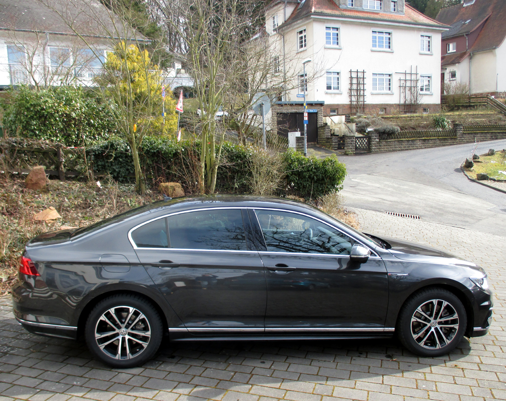 VW Passat: Und so sieht die Stufenhecklimousine von der Seite aus.