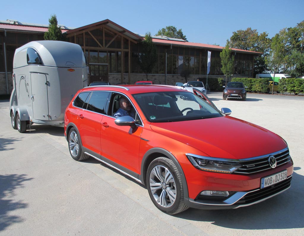 Für den Passat, hier als Variant, ist eine Rangierassistenz für Anhänger lieferbar.