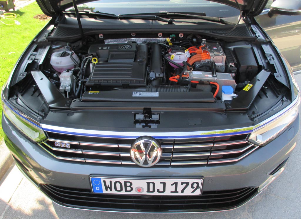 Blick unter die Haube beim VW-Plug-in-Hybrid Passat-GTE.