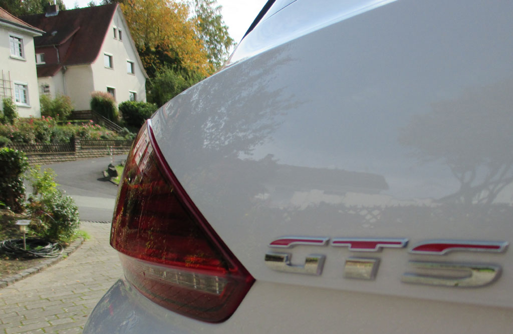 VW Scirocco GTS: Moderne Leuchteinheit hinten mit Modellkennung.