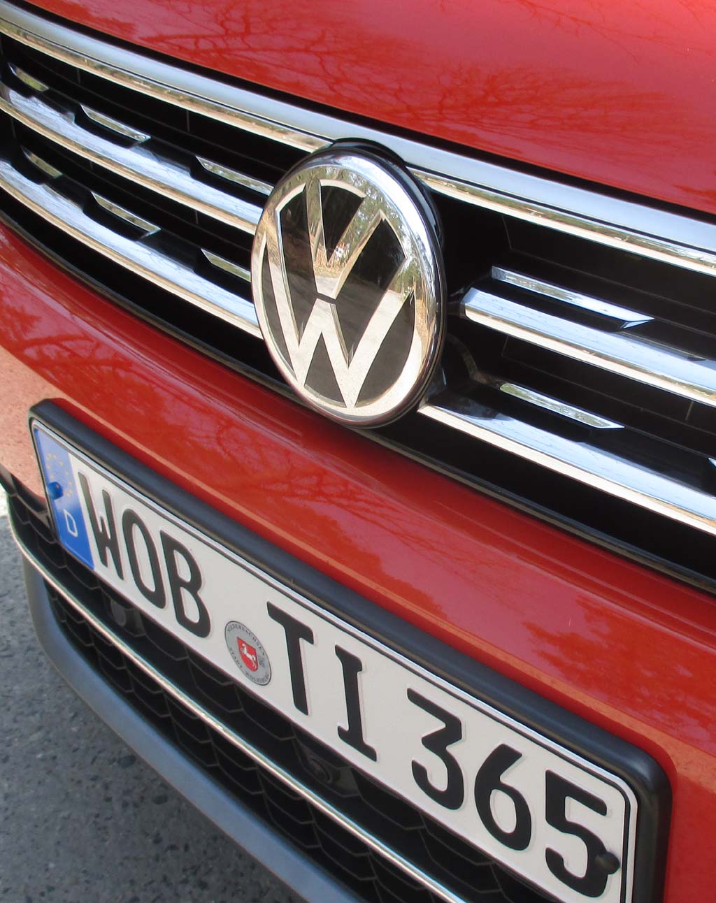 VW Tiguan: Das Markenemblem sitzt vorn mittig im Kühlergrill.