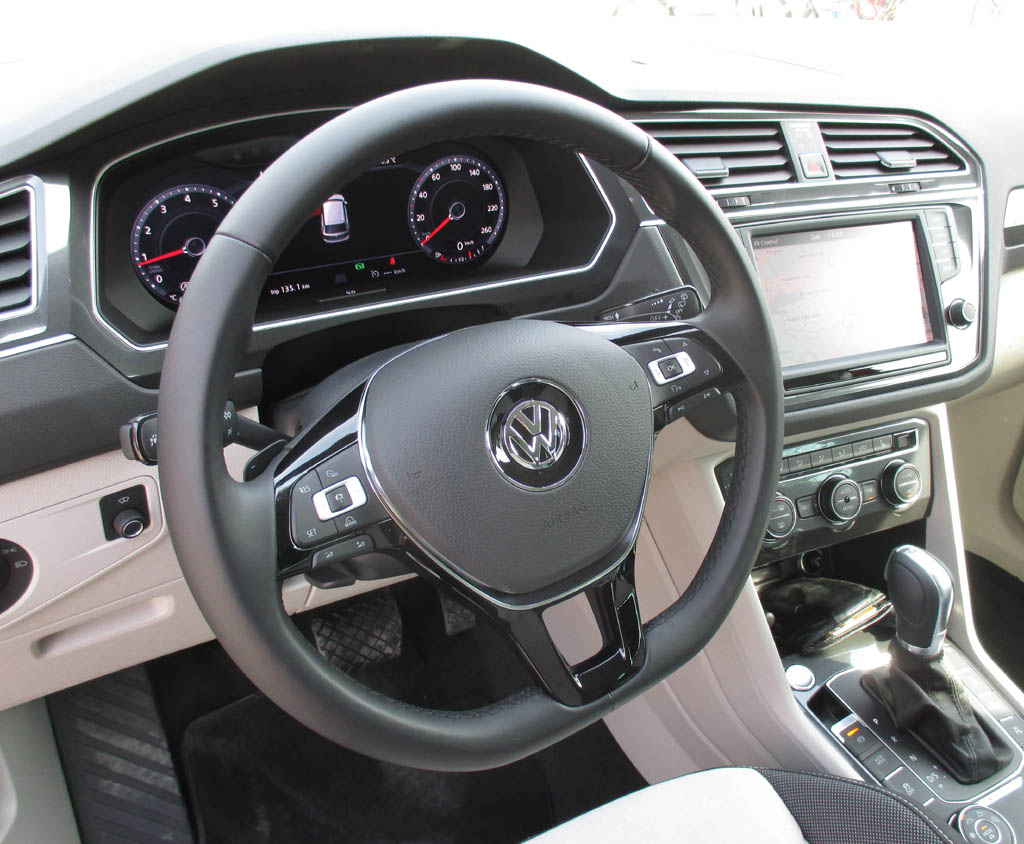 VW Tiguan: Blick ins übersichtliche Cockpit.