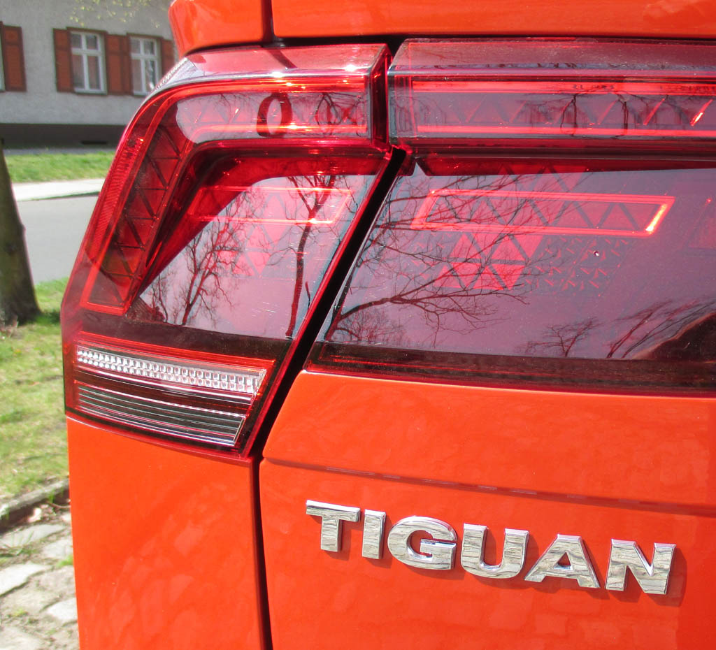 VW Tiguan: Moderne Leuchteinheit hinten mit Modellschriftzug.
