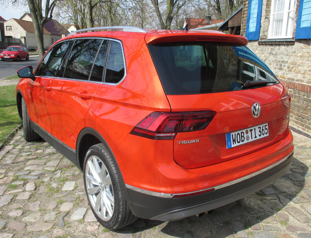 VW Tiguan: Heck-/Seitenansicht.