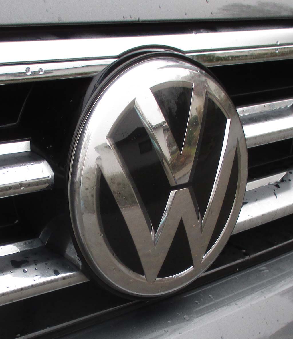 VW Tiguan: Das Markenlogo prangt vorn mittig groß im Kühlergrill.