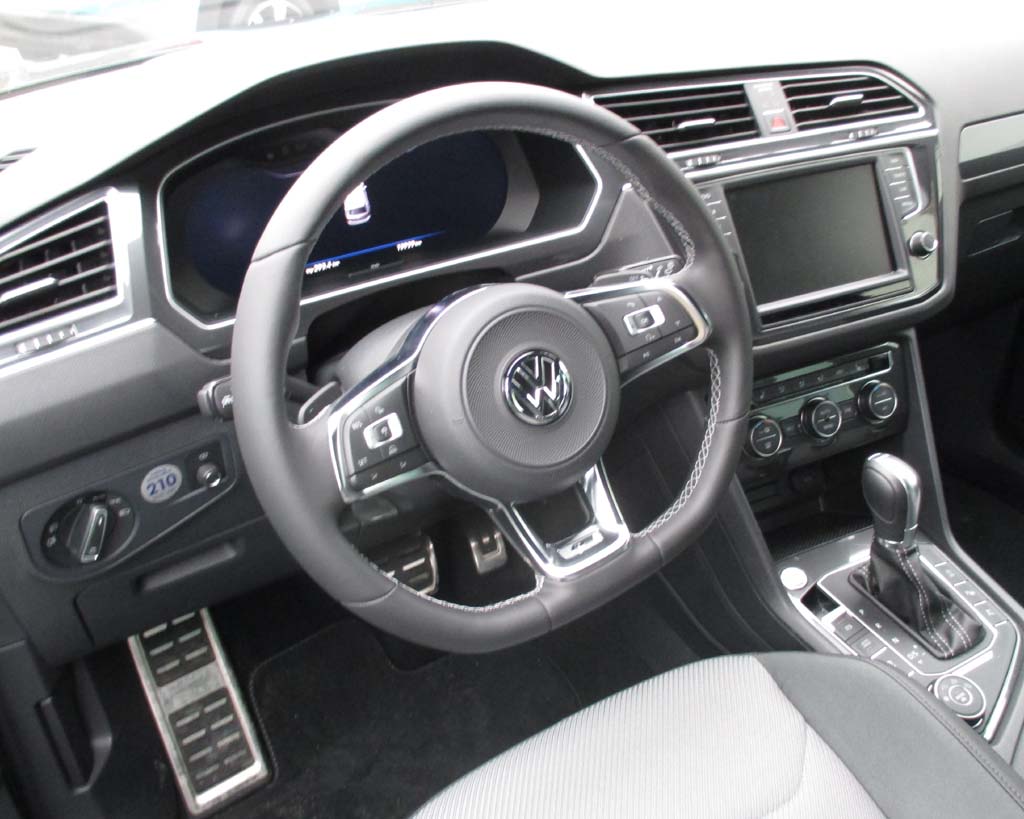 VW Tiguan: Blick ins sehr übersichtlich gestaltete Cockpit.