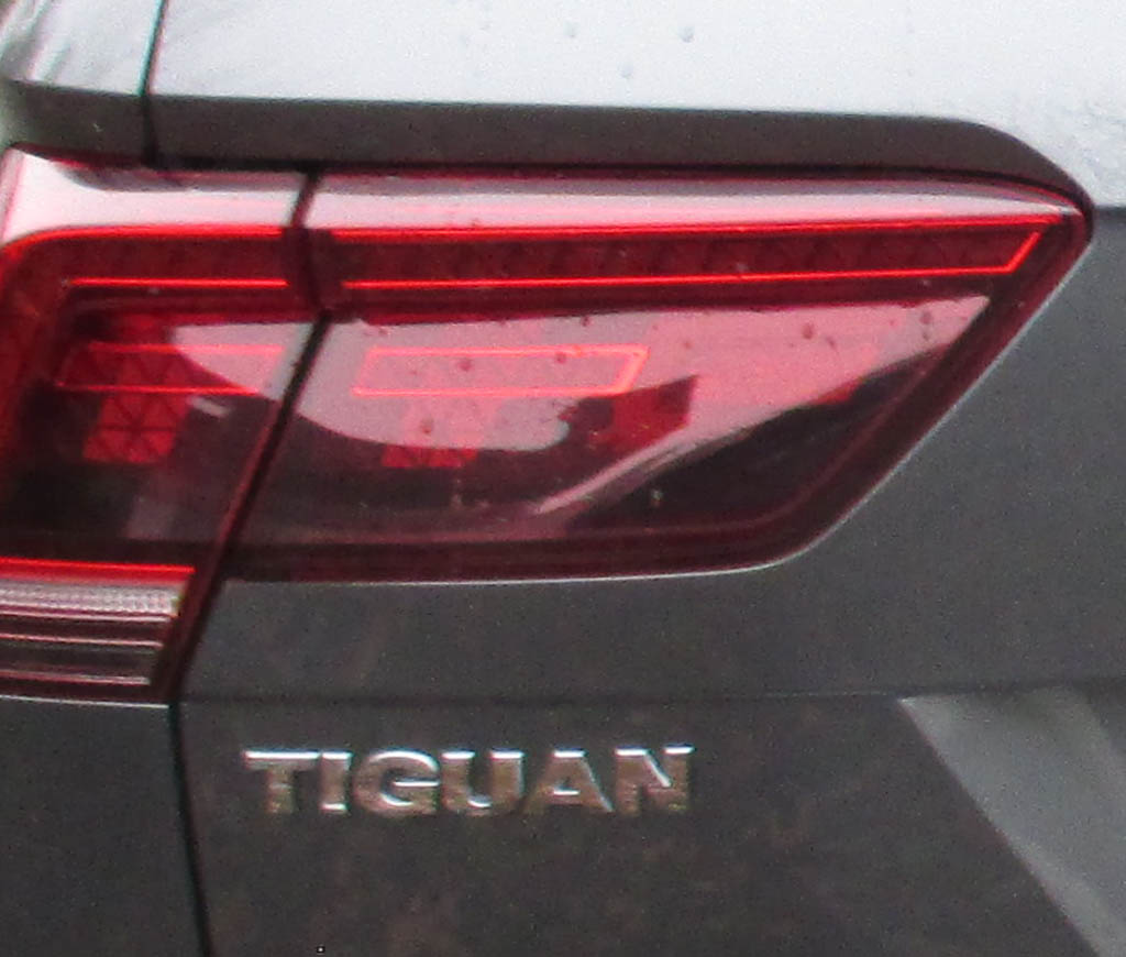 VW Tiguan: Moderne Leuchteinheit hinten mit Modellschriftzug.