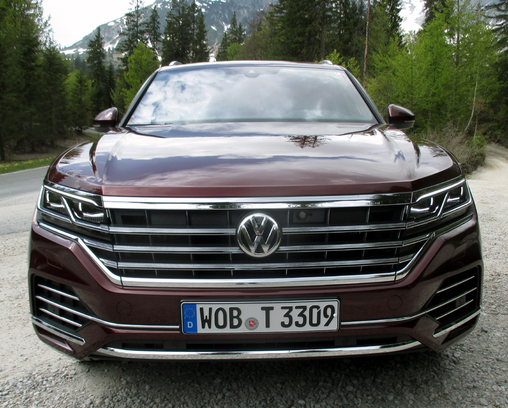 VW Touareg: Die Frontpartie wirkt ziemlich bullig. Fotos: Koch