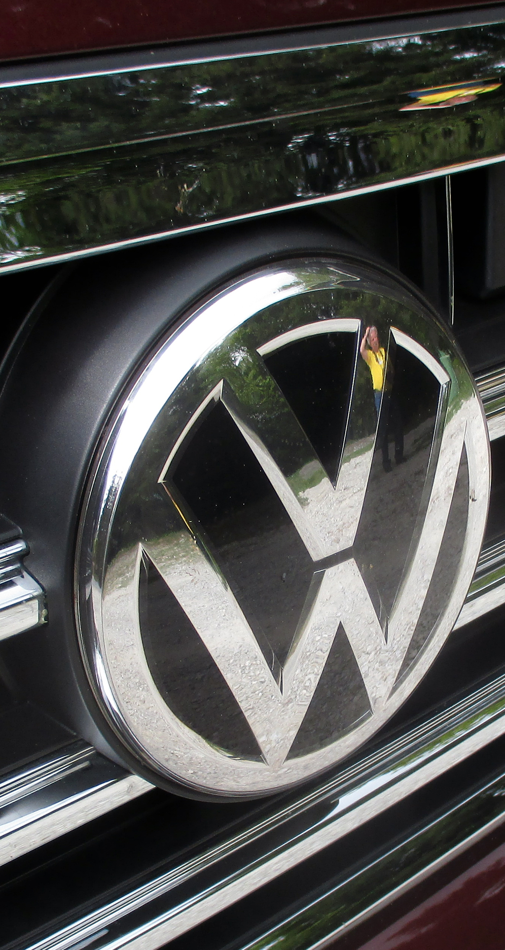 VW Touareg: Das Markenlogo prangt vorn groß im Kühlergrill.
