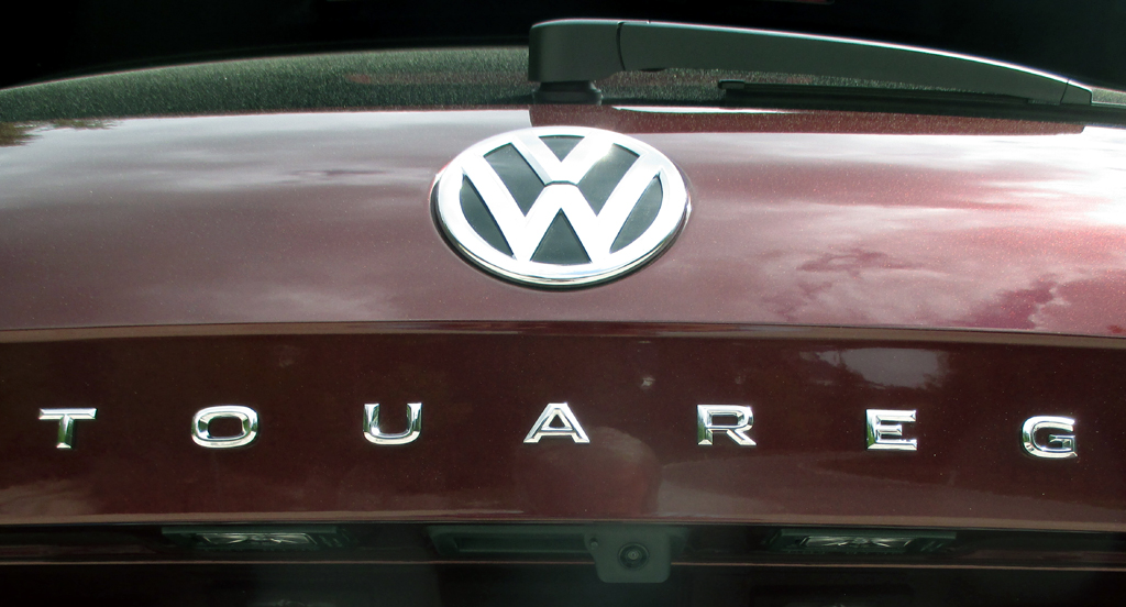VW Touareg: Markenlogo und Modellschriftzug am Heck.