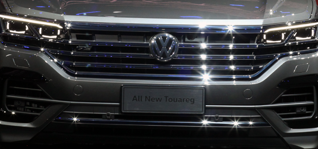 VW Touareg: Das Markenlogo prangt vorn groß im aufrechter ausgerichteten Kühlergrill.