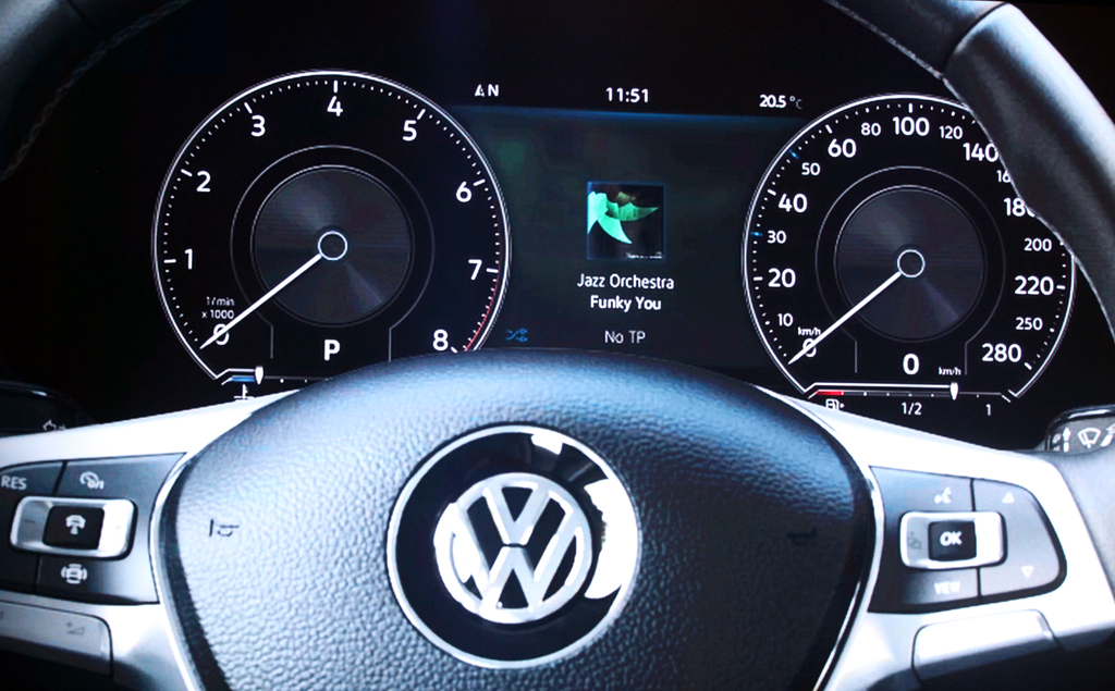 VW Touareg: Blick durchs Lenkrad auf eines der beiden großen Digitaldisplays.