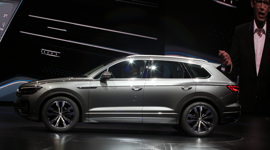 VW Touareg: Von der Seite wirkt das Oberklasse-SUV-Modell ebenfalls schnittig-gefälliger.