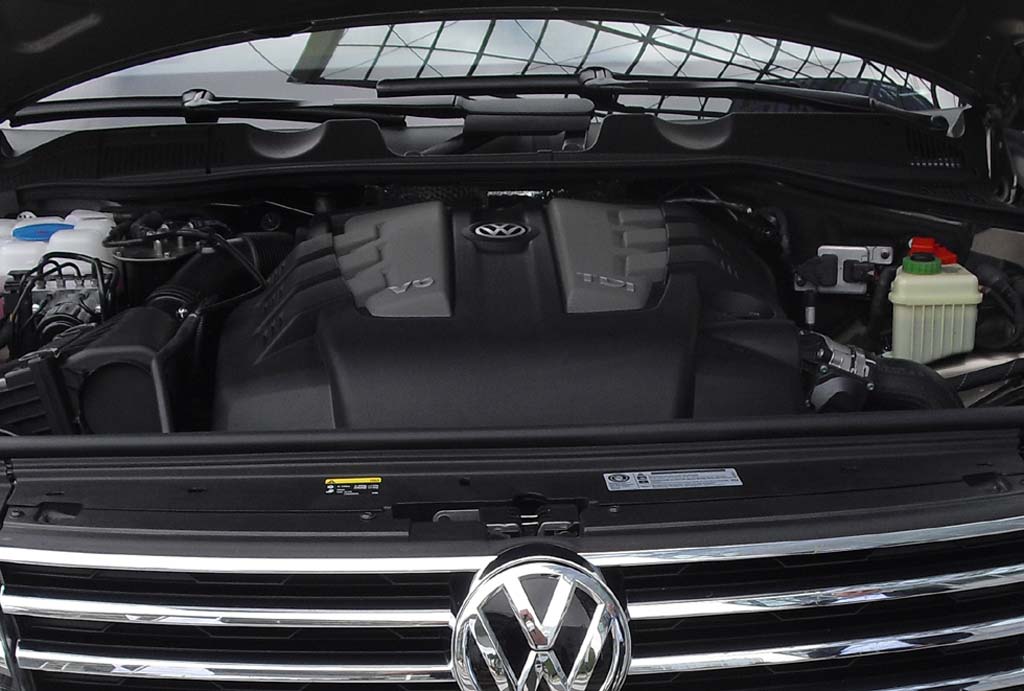 VW Touareg: Blick unter die Haube auf den 3,0-Liter-Sechszylinder-Selbstzünder.