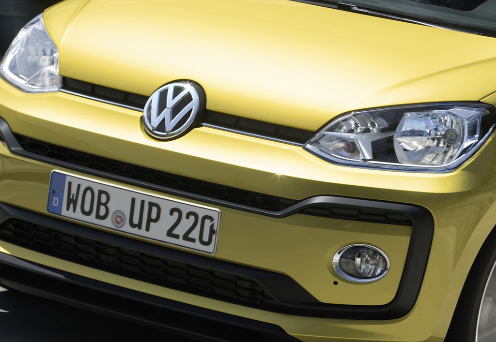 VW Up: Blick auf die Frontpartie mit großem Markenlogo in der Mitte.