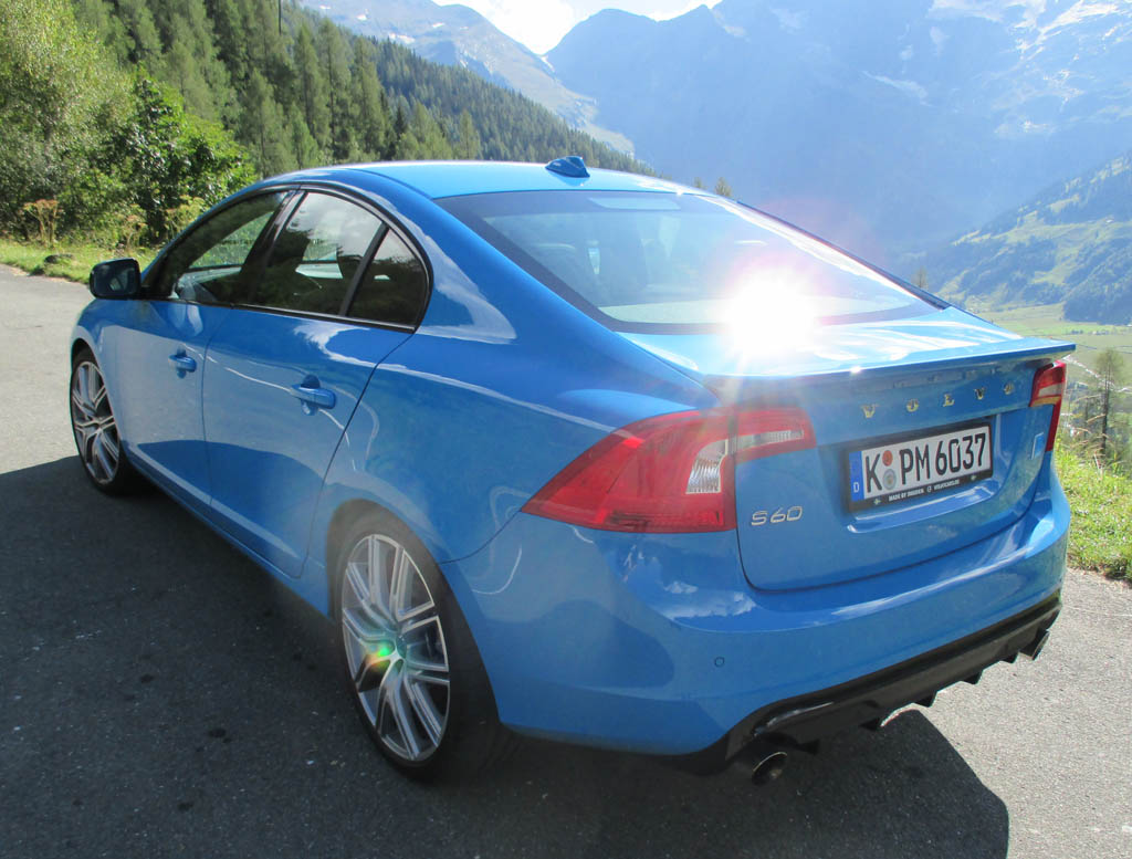 Volvo S60 Polestar: Heck-/Seitenansicht.