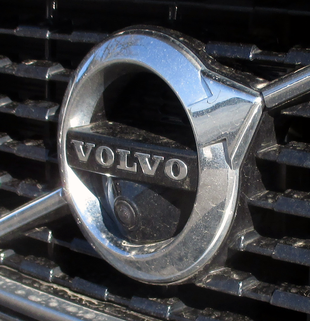 Volvo S90: Das Markenlogo sitzt vorn mittig auf einer Diagonalstrebe im Kühlergrill.