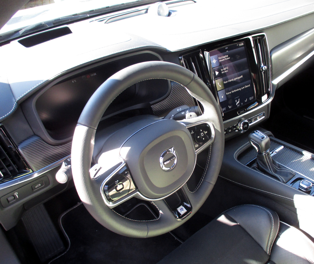 Volvo S90: Im Cockpit mit den klaren Linien geht es sehr übersichtlich zu.