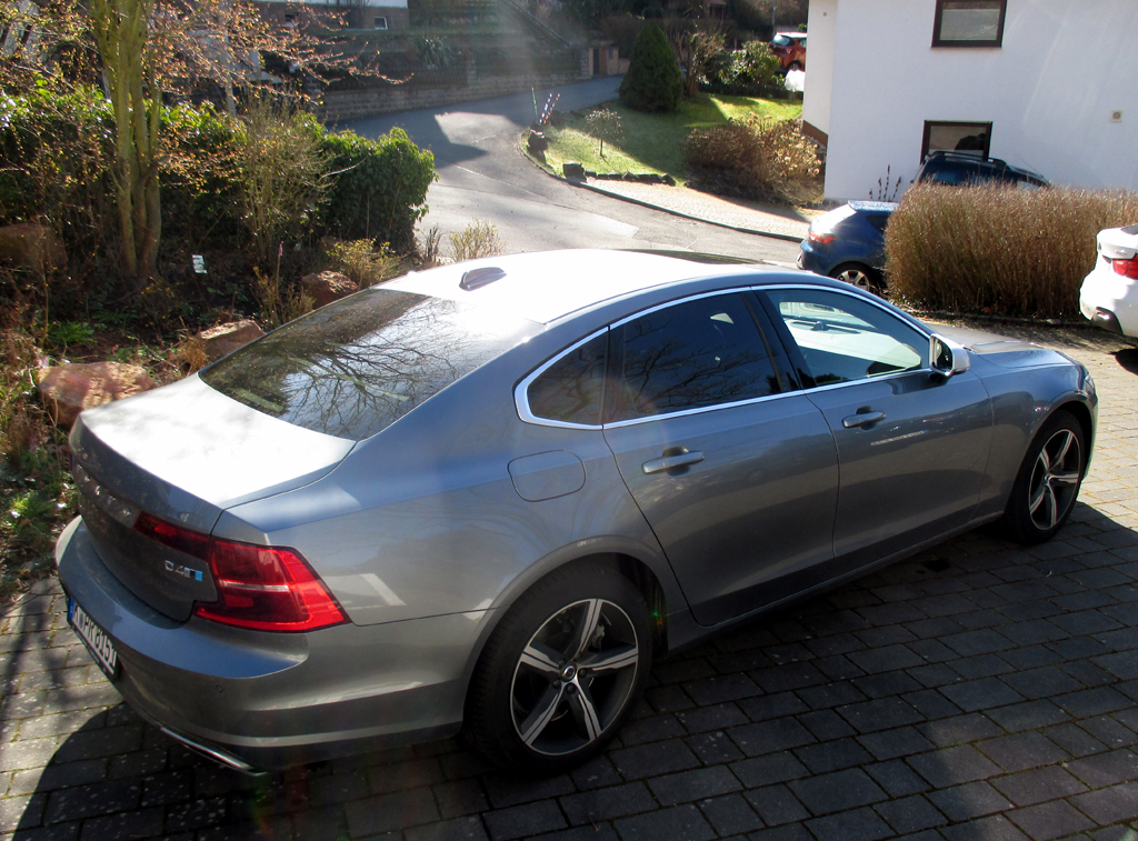 Volvo S90: Heck-/Seitenansicht.