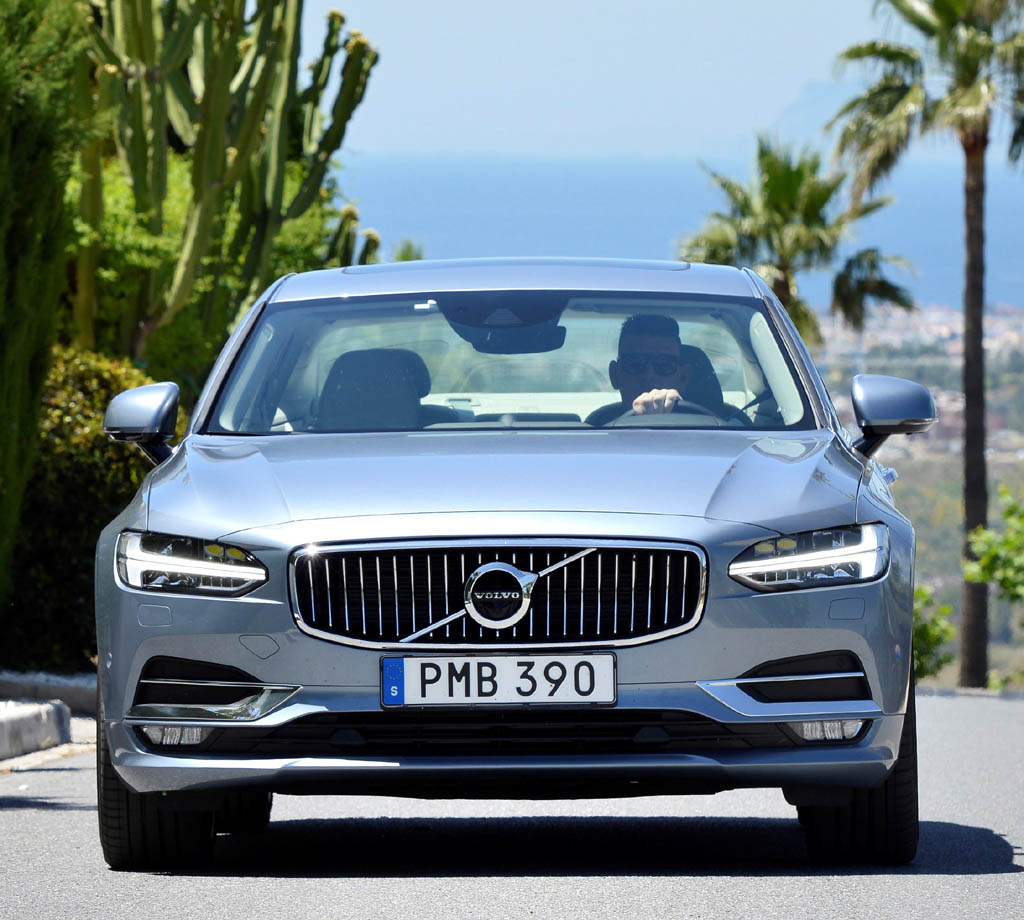 Volvo S90: Blick auf die aufrechte Frontpartie.