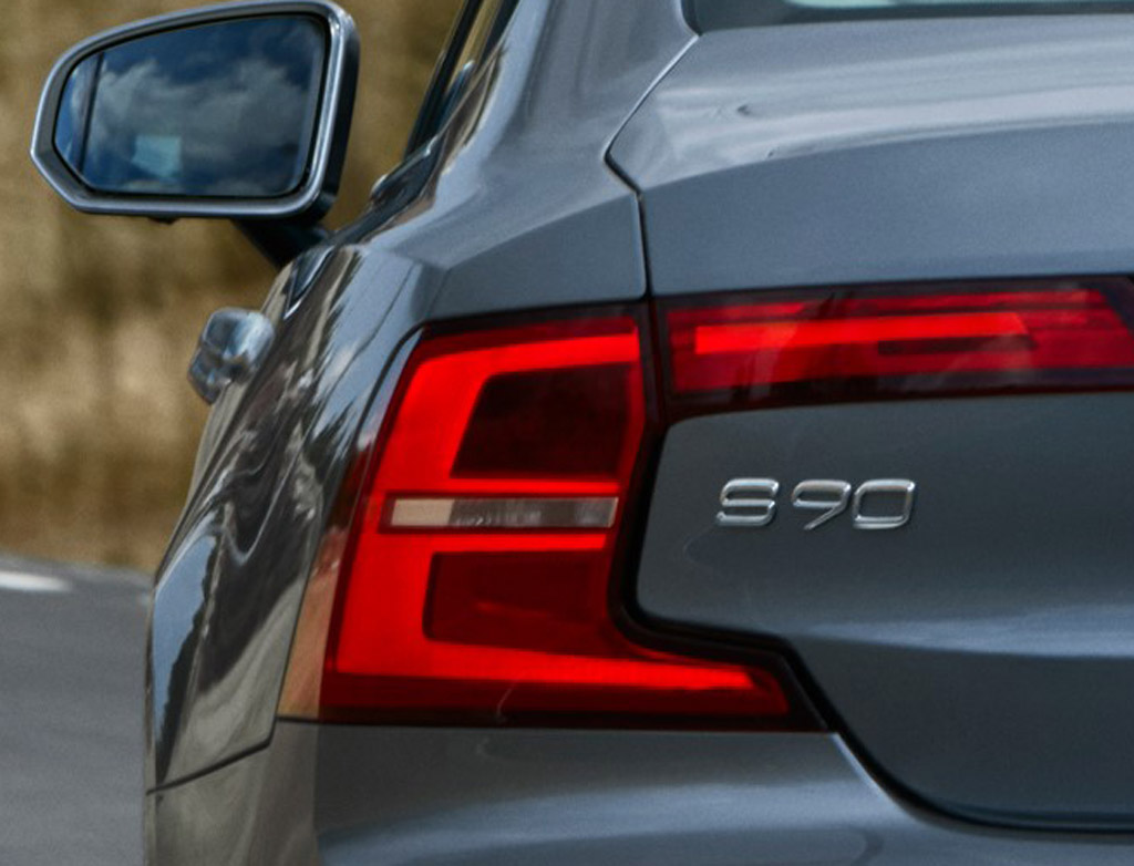 Volvo S90: Moderne Leuchteinheit hinten mit Modellkennung.