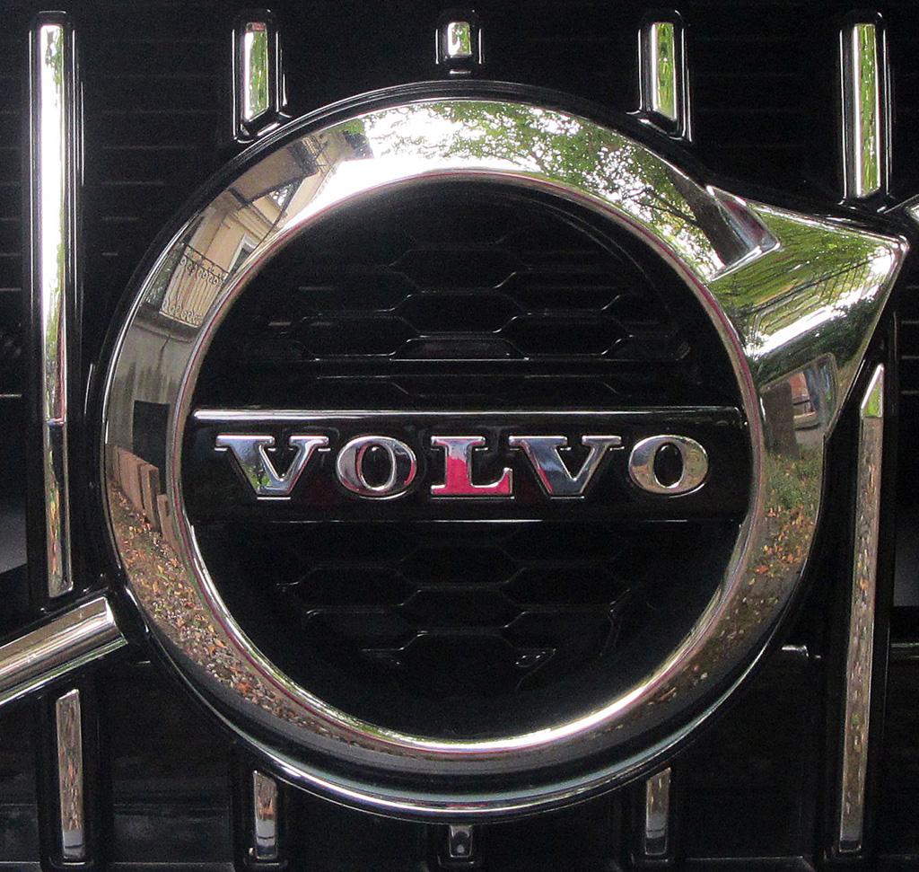 Volvo V40: Das Markenlogo sitzt vorn mittig im Kühlergrill.