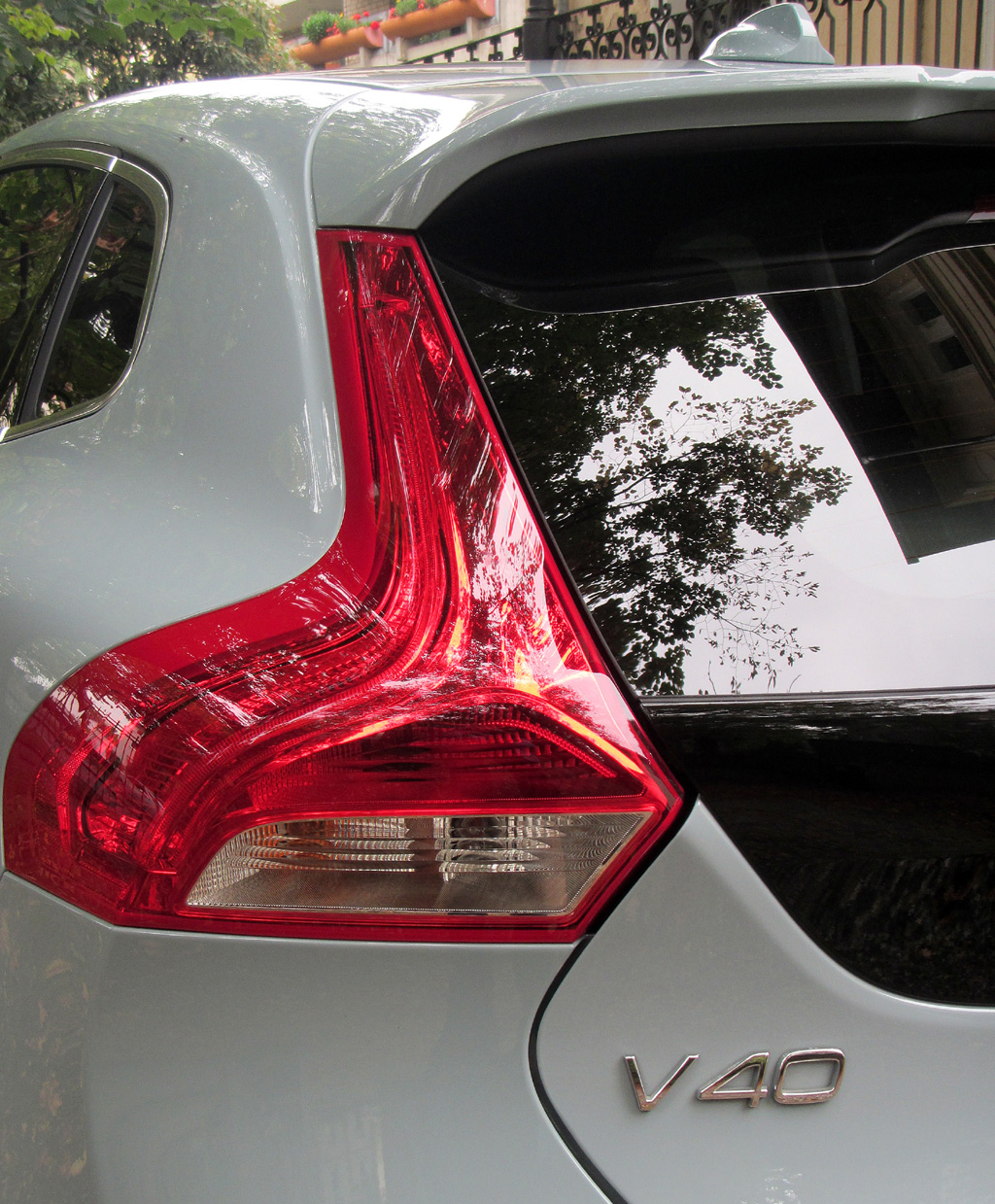 Volvo V40: Moderne Leuchteinheit hinten mit Modellkennung.