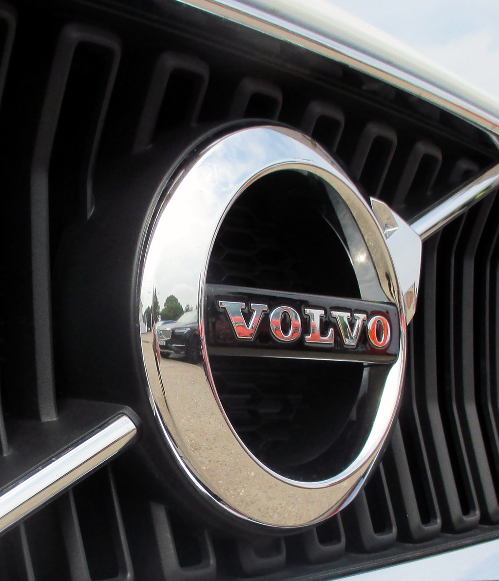 Volvo V60: Das Markenlogo sitzt vorn im Kühlergrill.