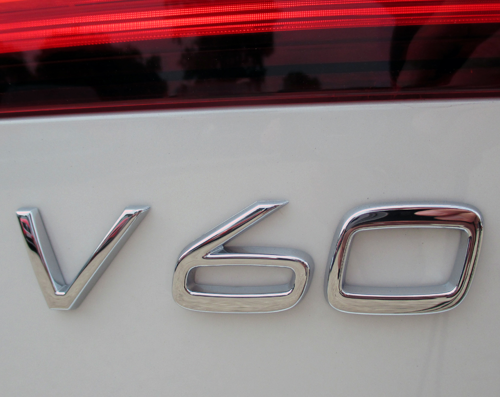 Volvo V60: Moderne Leuchteinheit hinten mit Modellkennung.
