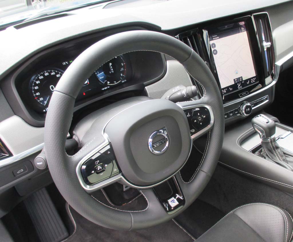 Volvo V90: Im Cockpit geht es übersichtlich zu.