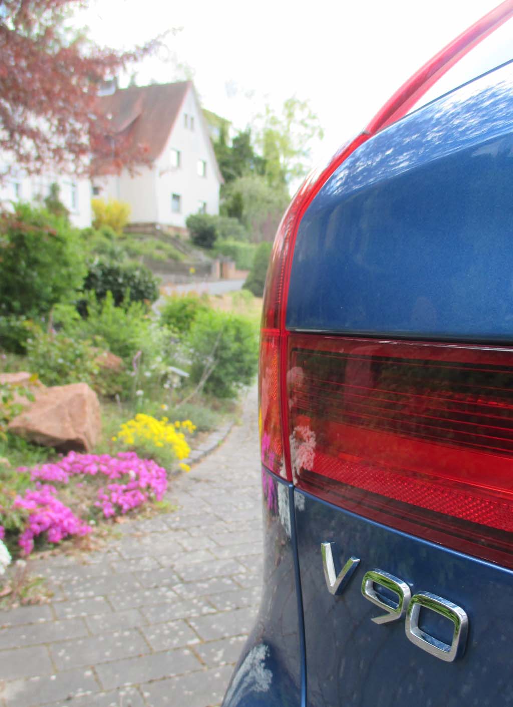 Volvo V90: Moderne Leuchteinheit hinten mit Modellkennung.