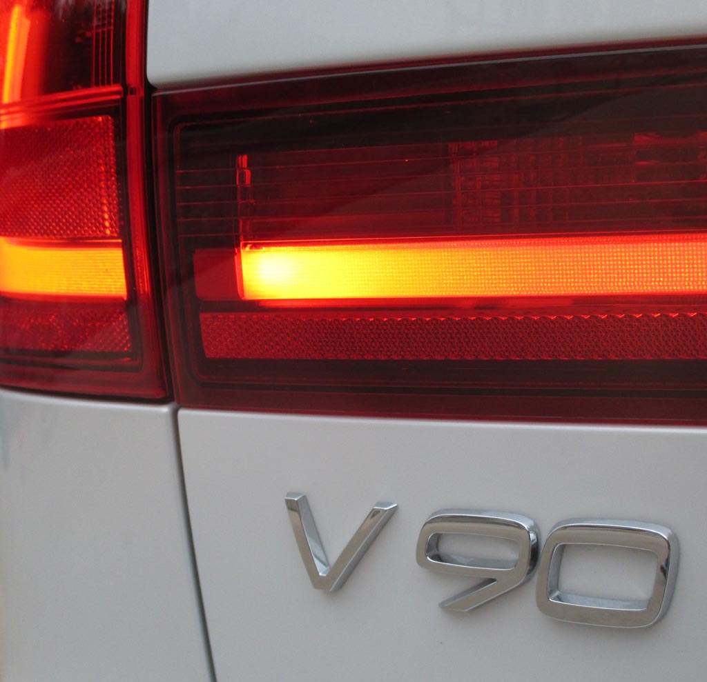 Volvo V90: Moderne Leuchteinheit mit Modellkennung hinten.