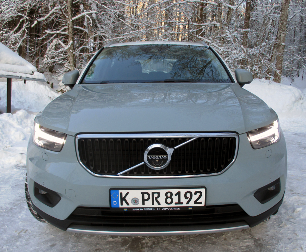 Volvo XC40: Anders als sonst ist der Kühlergrill hier nach innen gewölbt. Fotos: Koch