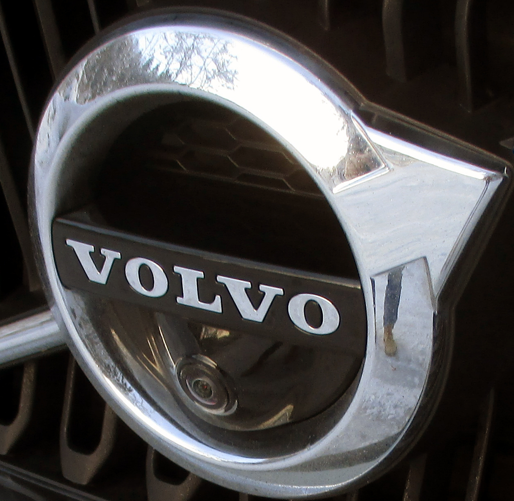 Volvo XC40: Das Markenlogo sitzt vorn im Kühlergrill.