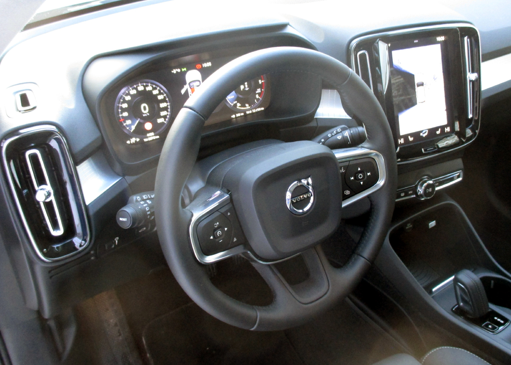 Volvo XC40: Im Cockpit geht es übersichtlich und digital überaus modern zu.